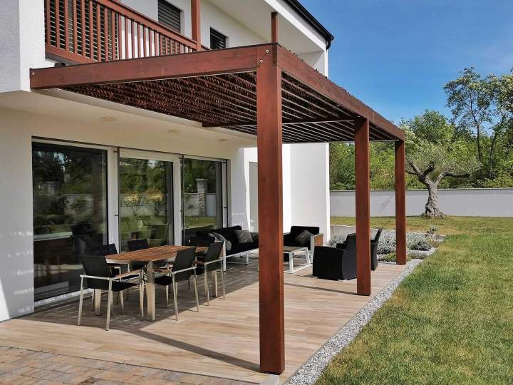 Laissez-moi installer votre pergola ou votre carport !